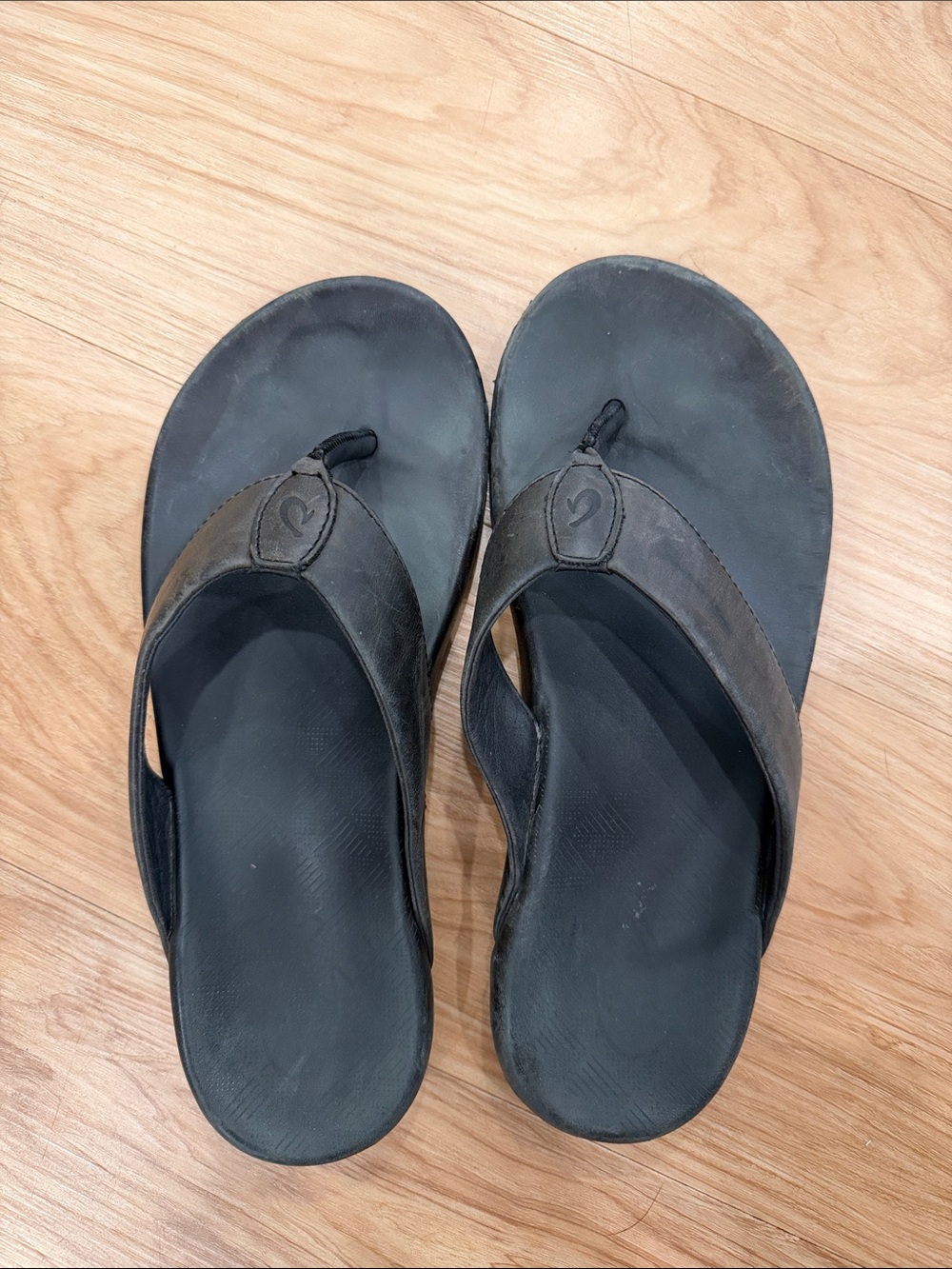 OluKai Men's Black Brown Leather Flip-Flop Sandals